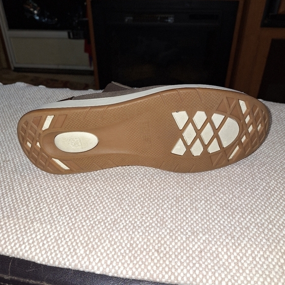 A pair of Stacy Adam\'s men\'s slip-on booties in a size 10M. EUC main image 11